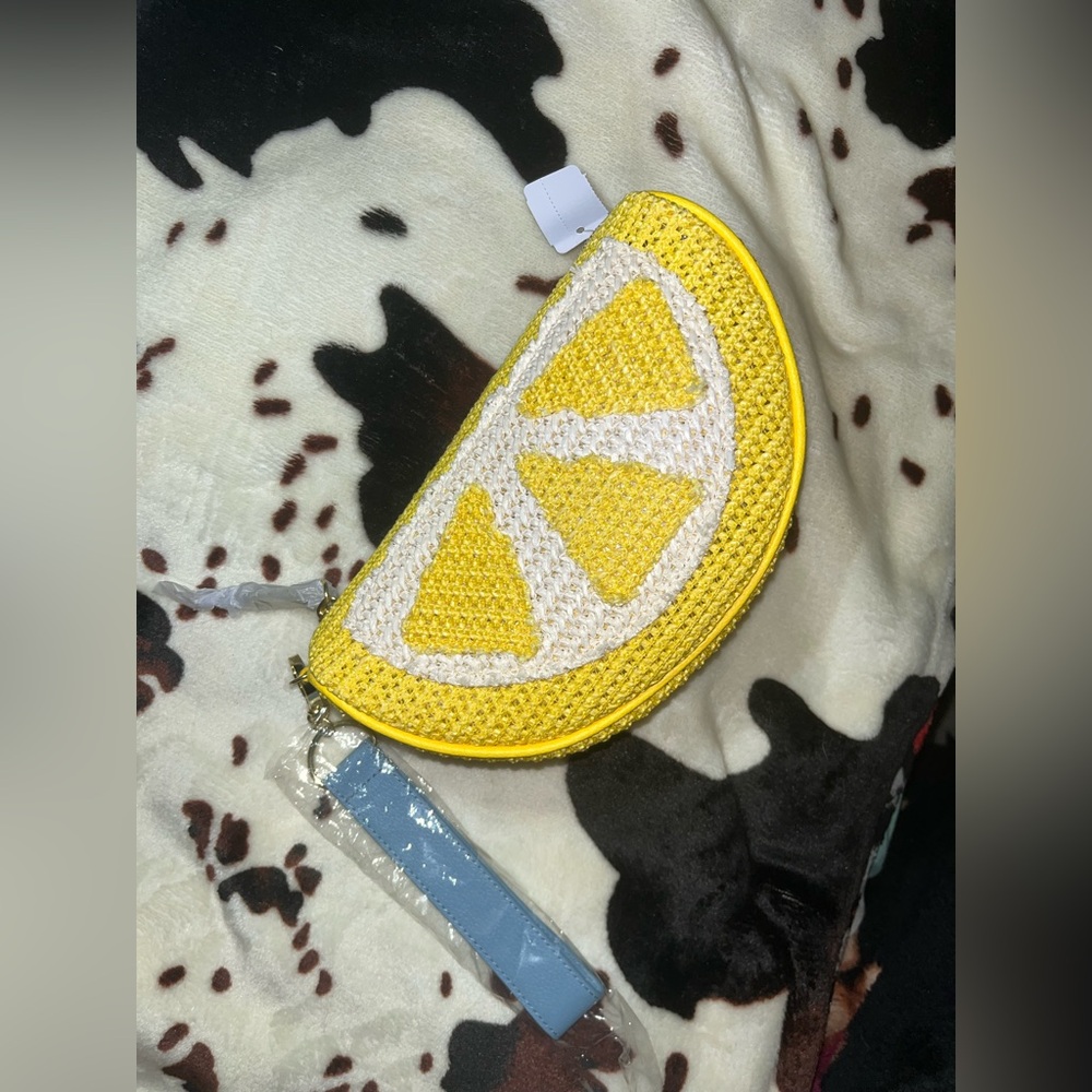 ✨NEW WITH TAGS BATH & BODY WORKS LEMON SLICE WOVEN CLUTCH✨
